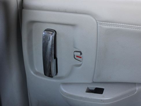 Used 2014 Nissan Quest S image 41