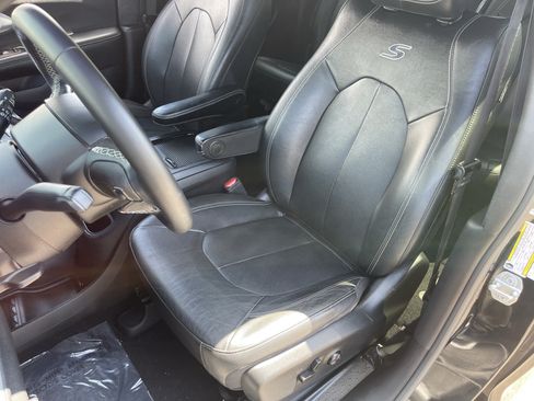 Used 2021 Chrysler Pacifica Touring-L w/ Premium & Safety Sphere Group FWD image 17