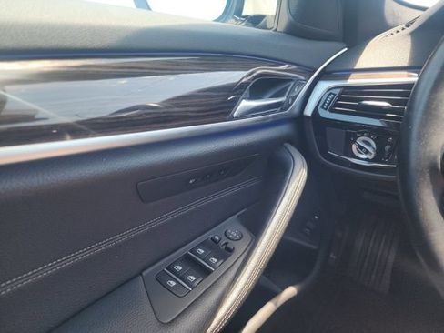 Used 2019 BMW 530e RWD image 35