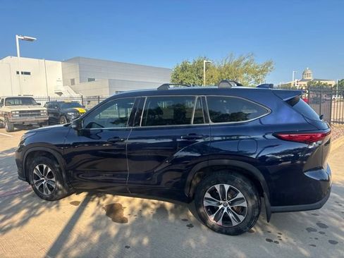 Used 2021 Toyota Highlander XLE AWD/4WD image 8