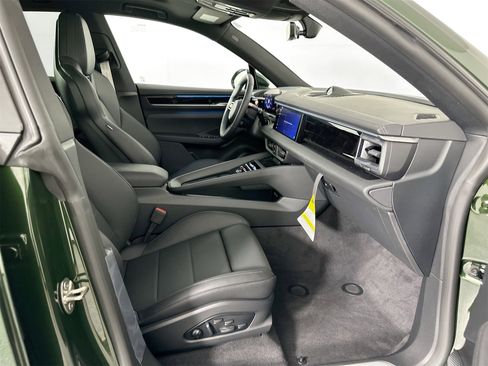 Certified 2025 Porsche Macan Electric image 28
