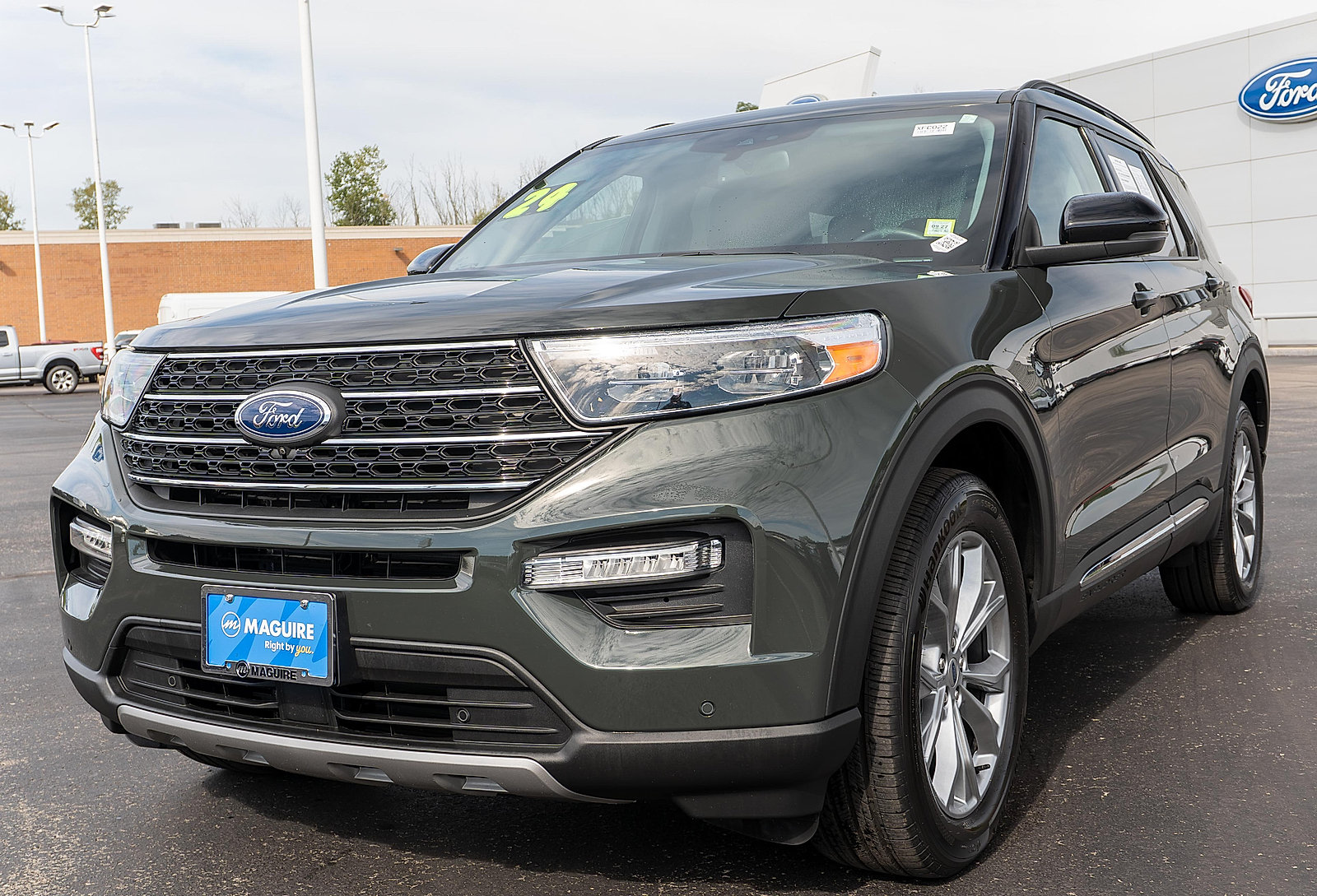 Used 2024 Ford Explorer XLT w/ Equipment Group 202A AWD/4WD image 2