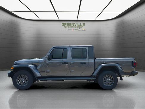Used 2024 Jeep Gladiator Sport AWD/4WD image 2