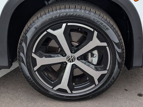 Used 2025 Volkswagen Tiguan SE AWD/4WD image 15