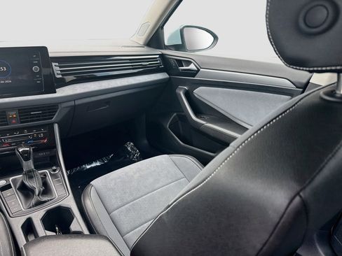 Used 2025 Volkswagen Jetta SE FWD image 21