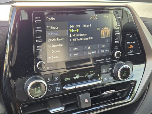 Used 2020 Toyota Highlander LE FWD image 17