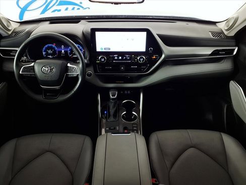 Used 2024 Toyota Highlander Platinum image 11