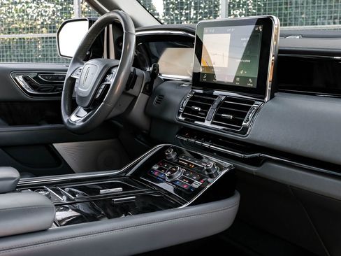 Used 2018 Lincoln Navigator Reserve w/ Technology Package image 30