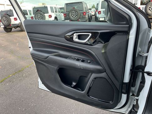 Used 2025 Jeep Compass Trailhawk image 20