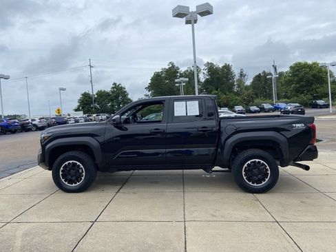 Used 2024 Toyota Tacoma TRD Off-Road AWD/4WD image 8
