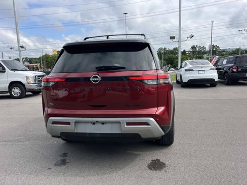 Used 2023 Nissan Pathfinder SL w/ Black Appearance Package AWD/4WD image 4