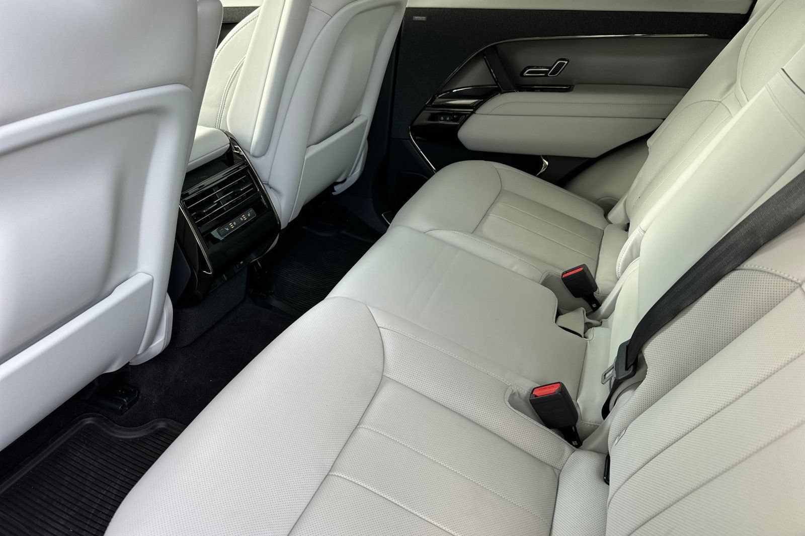 Used 2026 Land Rover Range Rover Sport SE AWD/4WD image 14