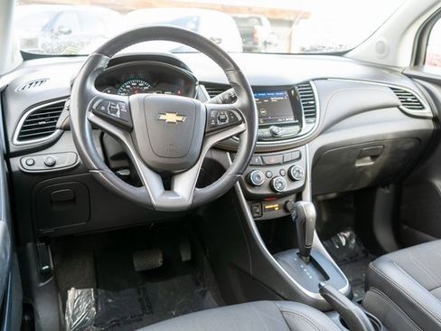 Used 2022 Chevrolet Trax LT w/ LT Convenience Package image 13