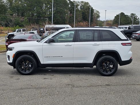 New 2025 Jeep Grand Cherokee Altitude image 12