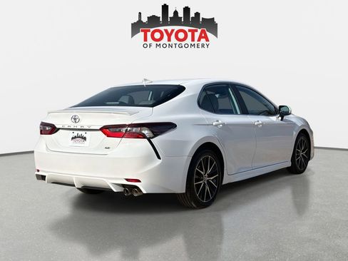 Used 2024 Toyota Camry SE image 3