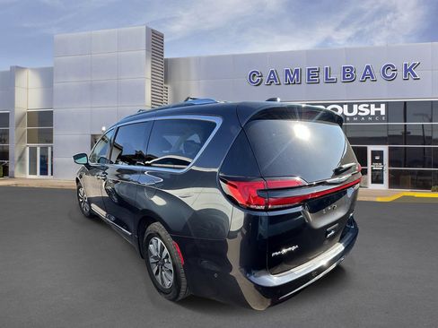 Used 2021 Chrysler Pacifica Limited w/ Uconnect Theater Family Group FWD image 6