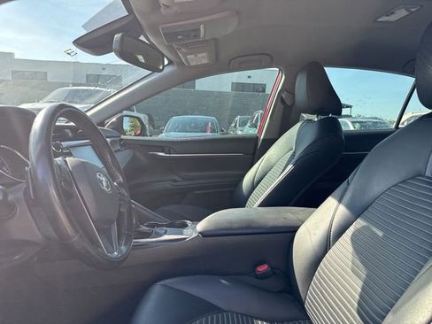 Used 2019 Toyota Camry SE w/ Convenience Package FWD image 9