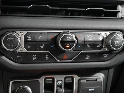 Used 2024 Jeep Wrangler Unlimited Sahara AWD/4WD image 18