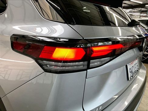 Certified 2025 Volkswagen Tiguan SE w/ Panoramic Sunroof Package image 32