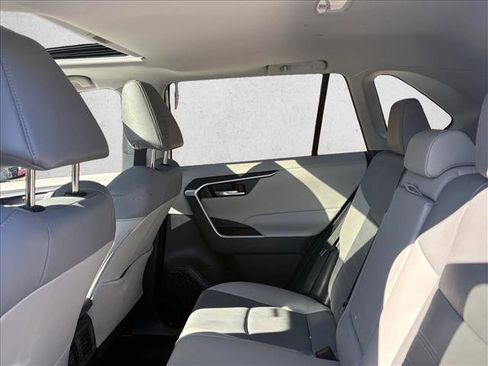 Used 2021 Toyota RAV4 XLE Premium image 15