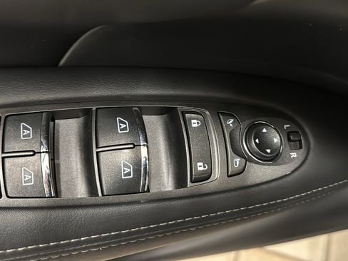 Used 2019 INFINITI Q70 Luxe image 24