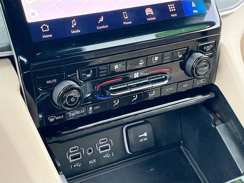 Certified 2025 Jeep Grand Cherokee Limited w/ Luxury Tech Group II image 16