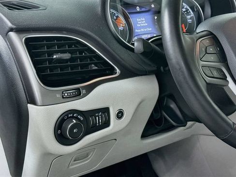 Used 2019 Jeep Cherokee Limited FWD image 10