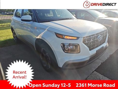 Used 2025 Hyundai Venue SEL FWD image 1