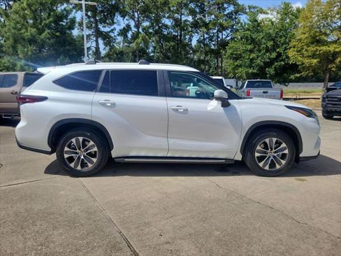 Certified 2024 Toyota Highlander XLE FWD image 9