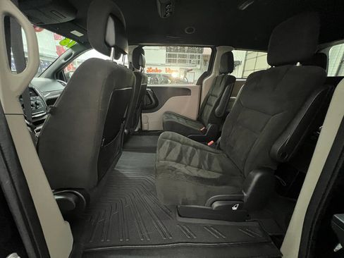Used 2016 Dodge Grand Caravan SE image 22