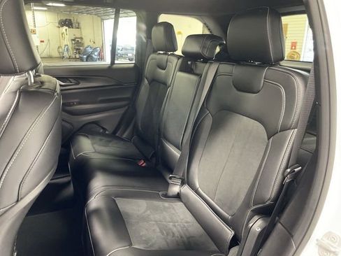 Used 2024 Jeep Grand Cherokee Altitude image 23