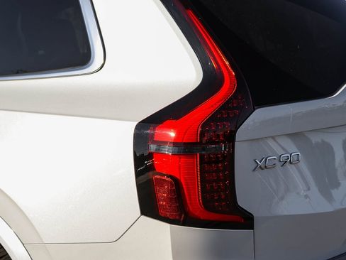 New 2026 Volvo XC90 B6 Plus w/ Protection Package Premier AWD/4WD image 11