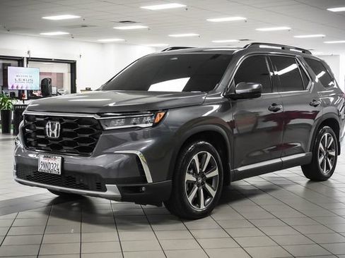 Used 2025 Honda Pilot Touring image 3