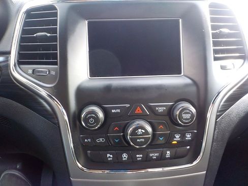 Used 2020 Jeep Grand Cherokee Laredo RWD image 15