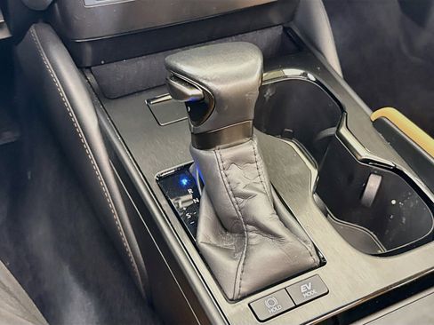 Used 2024 Lexus ES 300h w/ Accessory Package (Z2) FWD image 18