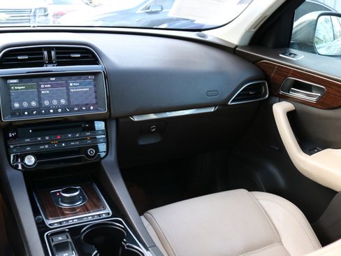Used 2017 Jaguar F-PACE Prestige image 30