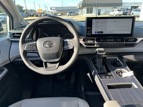 Used 2025 Toyota Sienna XLE image 15