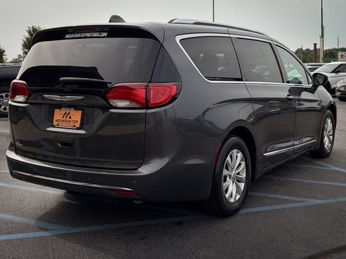 Used 2018 Chrysler Pacifica Touring-L FWD image 38
