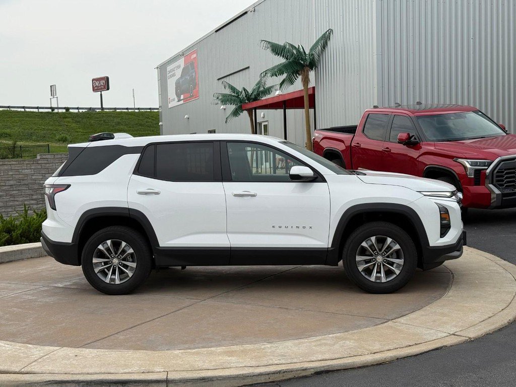 Used 2025 Chevrolet Equinox LT FWD image 2