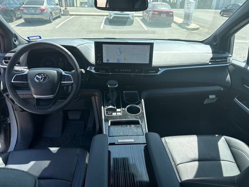 Used 2025 Toyota Sienna XLE Woodland Edition AWD/4WD image 25
