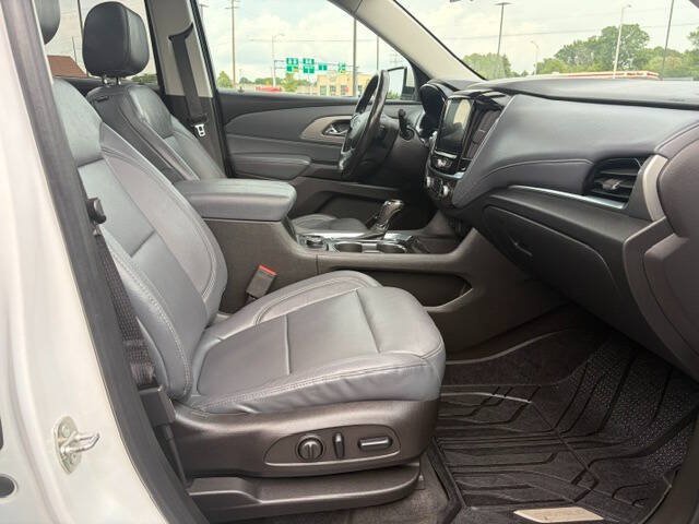 Used 2018 Chevrolet Traverse LT w/ LPO, Black Accent Package AWD/4WD image 17
