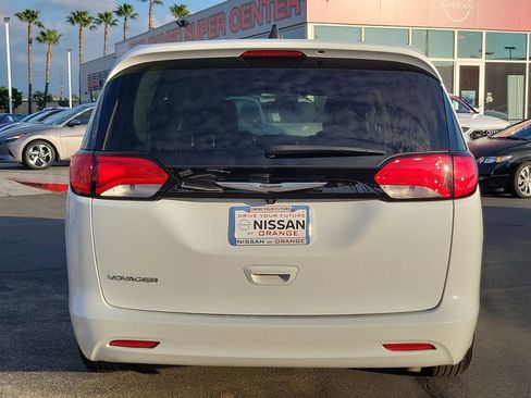 Used 2024 Chrysler Voyager LX image 27