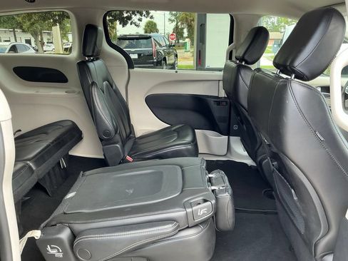 Used 2023 Chrysler Pacifica Touring-L FWD image 26