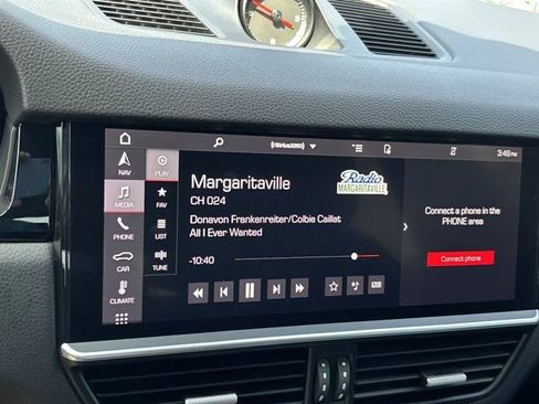 Used 2021 Porsche Cayenne w/ Premium Package AWD/4WD image 33