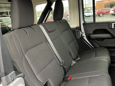 Used 2019 Jeep Wrangler Unlimited Sahara image 41