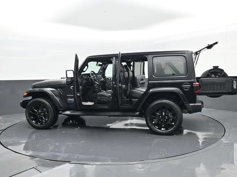 Used 2023 Jeep Wrangler Unlimited Sahara w/ Cold Weather Group AWD/4WD image 34