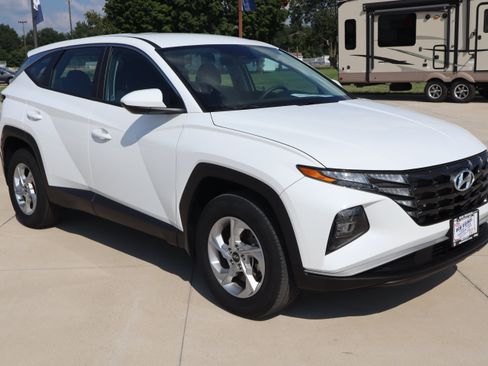 Used 2024 Hyundai Tucson SE AWD/4WD image 3