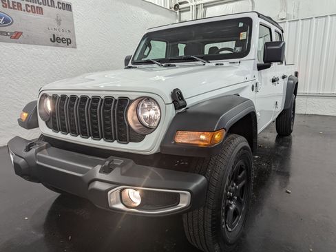 Used 2024 Jeep Gladiator Sport image 3