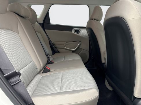 Used 2023 Kia Soul LX w/ LX Technology Package FWD image 17