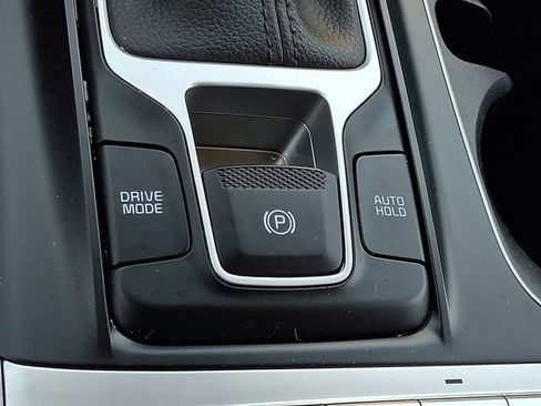 Used 2023 Kia Carnival LX FWD image 24